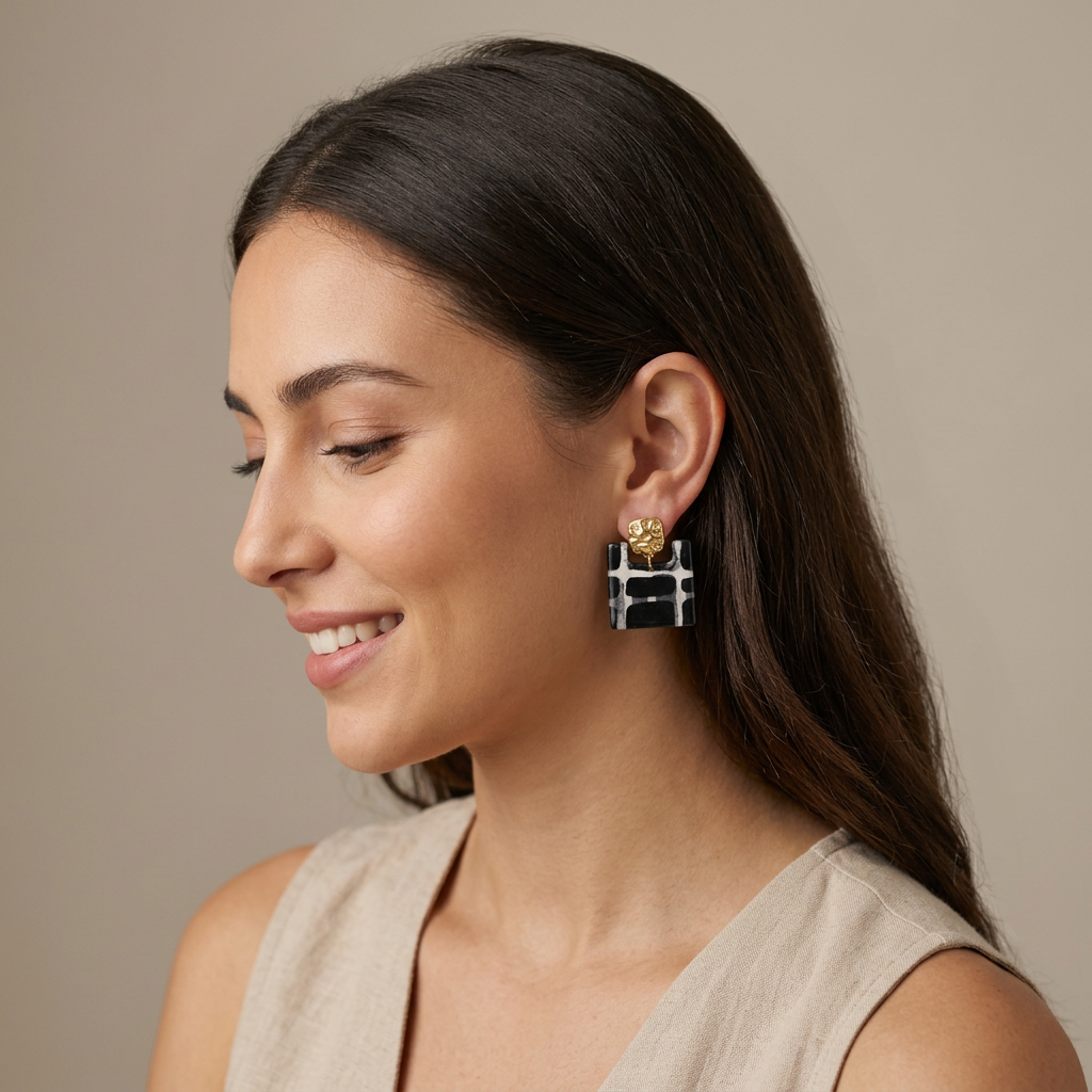 boucles d'oreilles pendantes fait main carré papier Lokta bleu beige Ṭā'ila