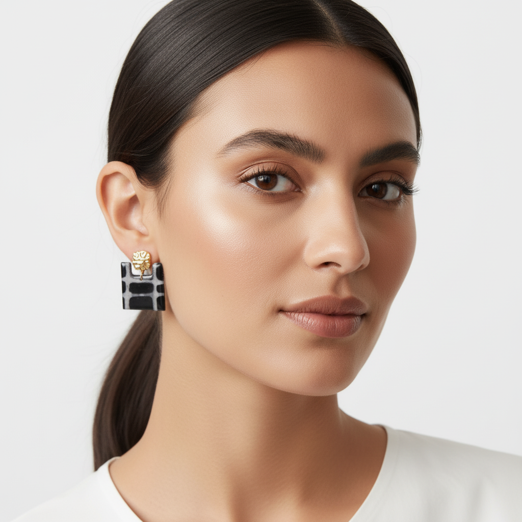 Boucles d'oreilles Ṭā'ila – Papier Lokta résiné bleu &  Beige