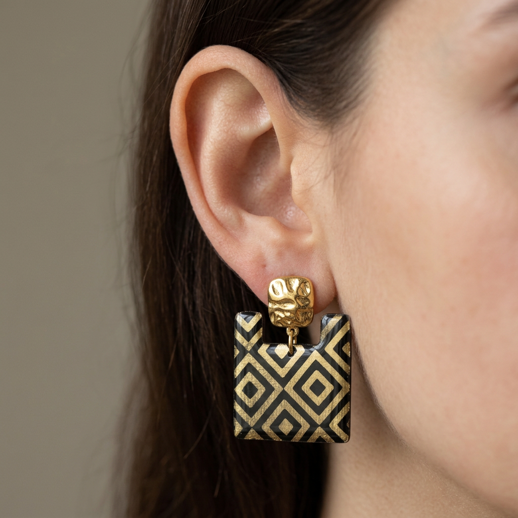 Boucles d'oreilles Ṭā'ila | Papier Indien Losanges Noir & Or | Clous Martelés Dorés