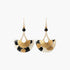Boucles d'oreilles demi-lune Ādhā Gōla sur fond blanc, éventail Art Déco en papier lokta motif léopard, finition résine brillante et perle en pierre noire.