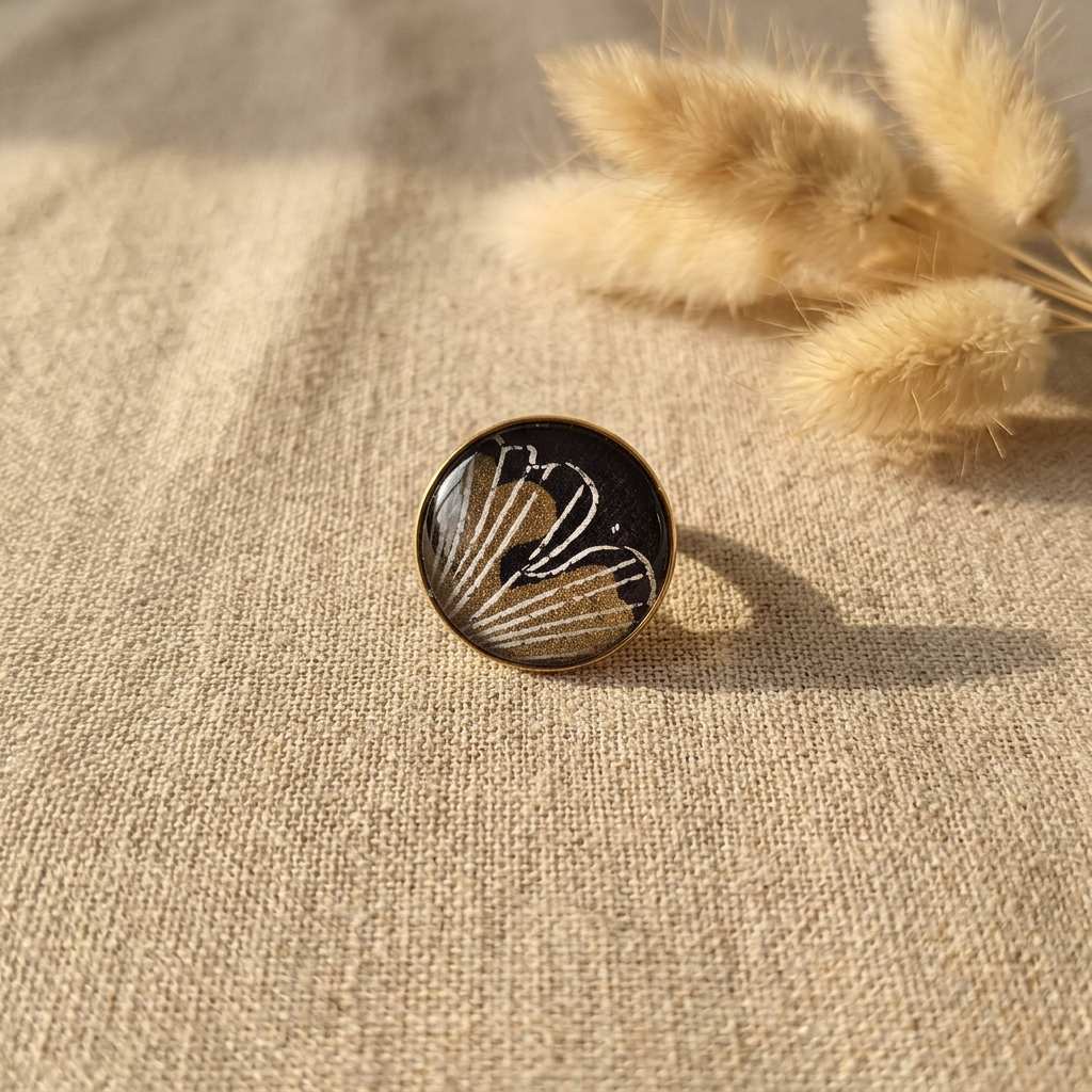 "bague cabochon dorée fait main papier indien bleu motifs ginkgo dorés verre bombé 25mm"