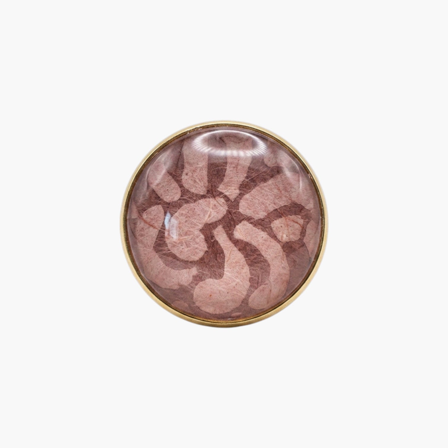 Bague cabochon dorée papier lokta rose et bronze, verre bombé et laiton doré à l'or fin, fond blanc