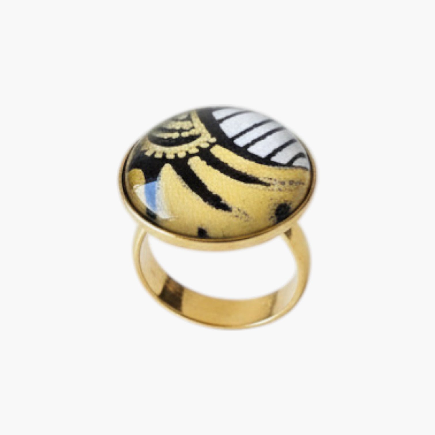 Bague ajustable dorée à l'or fin avec grand cabochon rond de 25mm, motifs Wax jaune, noir et blanc sous verre, bijou artisanal