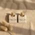 boucles d'oreilles carrées fait main Ṭā'ila écru anthracite doré collection Jyāmiti
