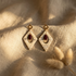 boucles d'oreilles losange fait main papier indien beige doré Trikōṇa 