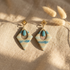 détail boucles d'oreilles losange fait main goutte texturée dorée émail bleu profond