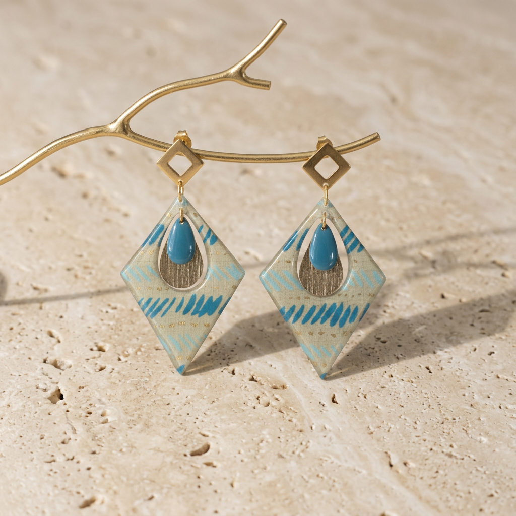 Boucles d'oreilles pendantes Trikōṇa — papier népalais bleu et or goutte émail — fait main France