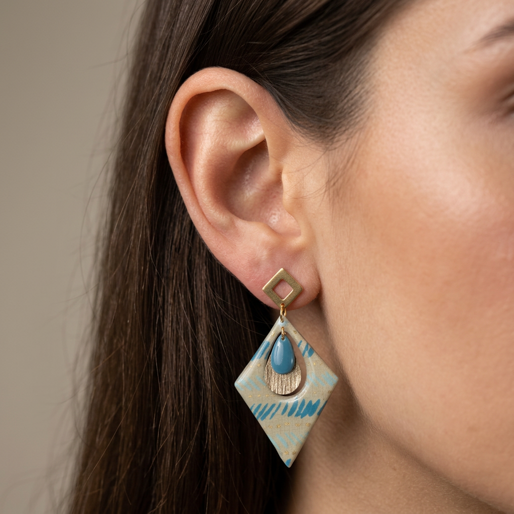 Boucles d'oreilles pendantes Trikōṇa — papier népalais bleu et or goutte émail — fait main France