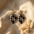 boucles d'oreilles losange fait main Trikōṇa bleu beige papier népalais 