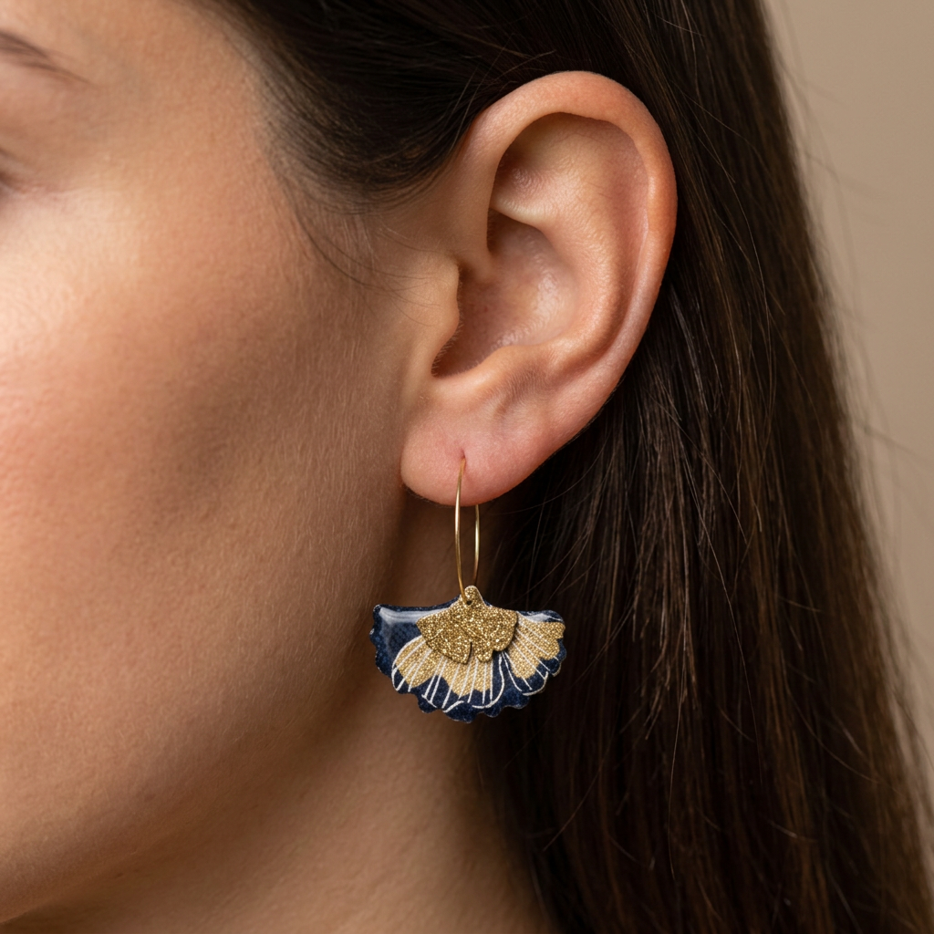 Boucles d'oreilles créoles gingko · papier indien bleu nuit et or · fait main France
