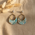 "boucles créoles dorées fait main papier indien éventails bleu vert doré cabochon bleu gris"
