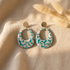Boucles d'oreilles créoles papier lokta vert émeraude et blanc, vue de face