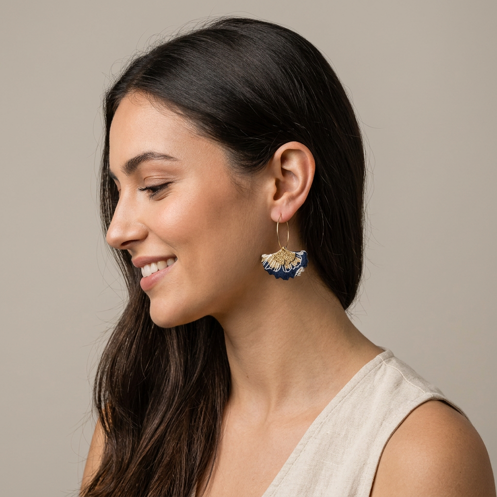 Boucles d'oreilles créoles gingko papier indien bleu nuit et or résiné breloque laiton doré anneau 30mm acier inoxydable — fait main France
