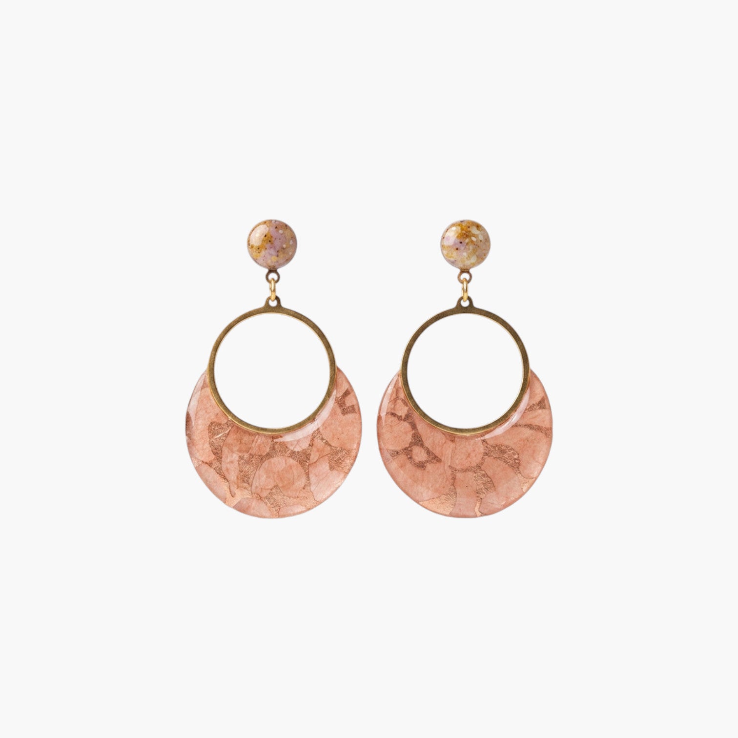 Boucles créoles dorées fait main en papier lokta rose et bronze, anneau doré 25mm, fond blanc