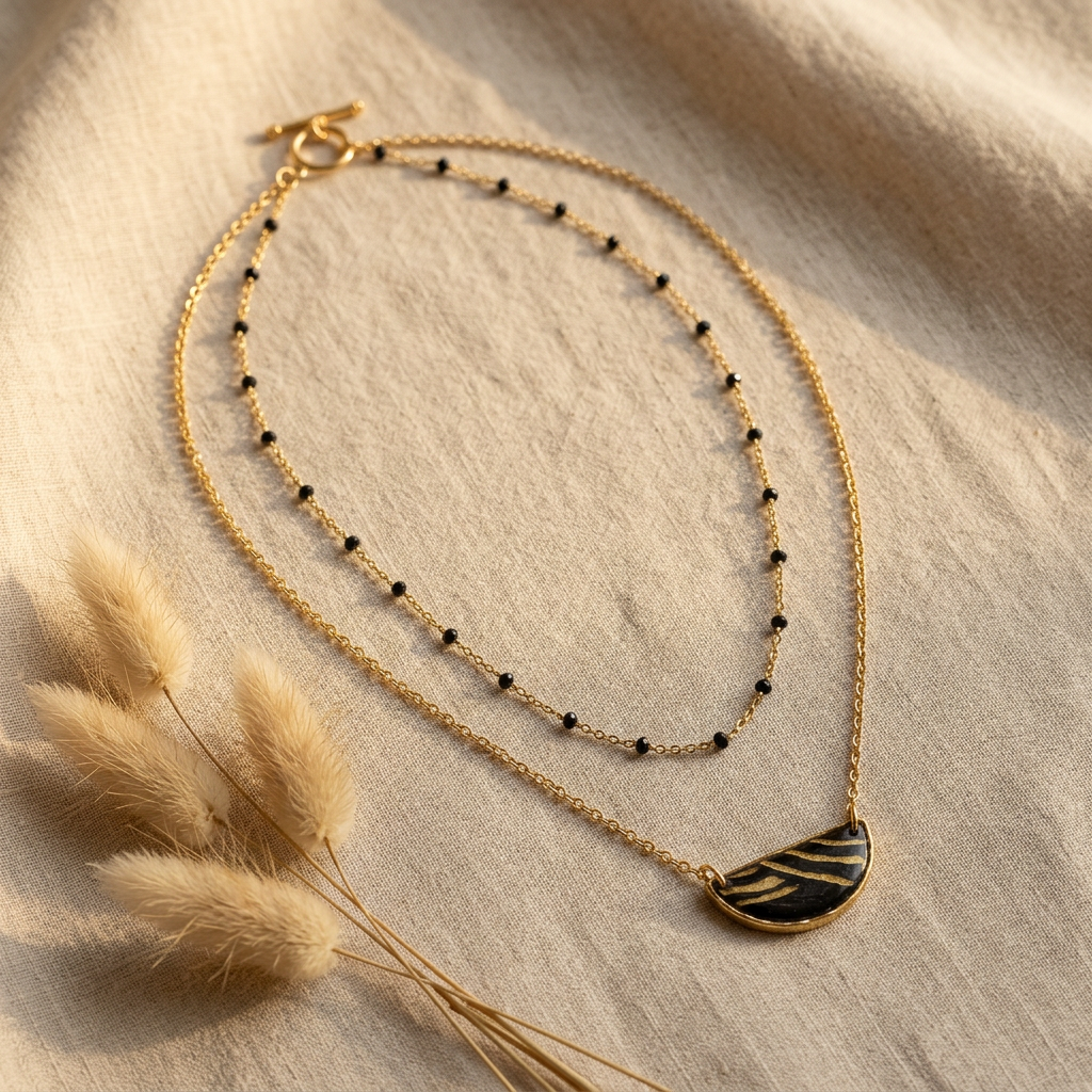 collier double rang fait main papier lokta noir spirales dorées pendentif demi-lune perles noires