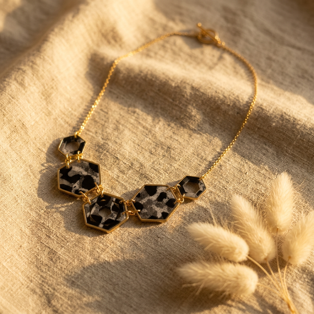 Collier Hēksā | Plastron 5 Hexagones Articulés | Papier Népalais Bleu Nuit & Beige