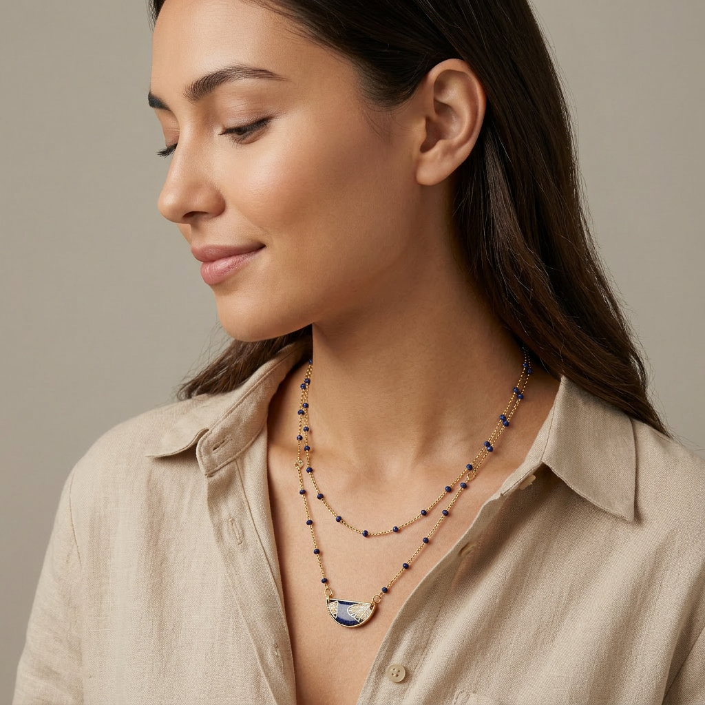 Collier double rang perlé bleu & pendentif ginkgo doré · papier indien