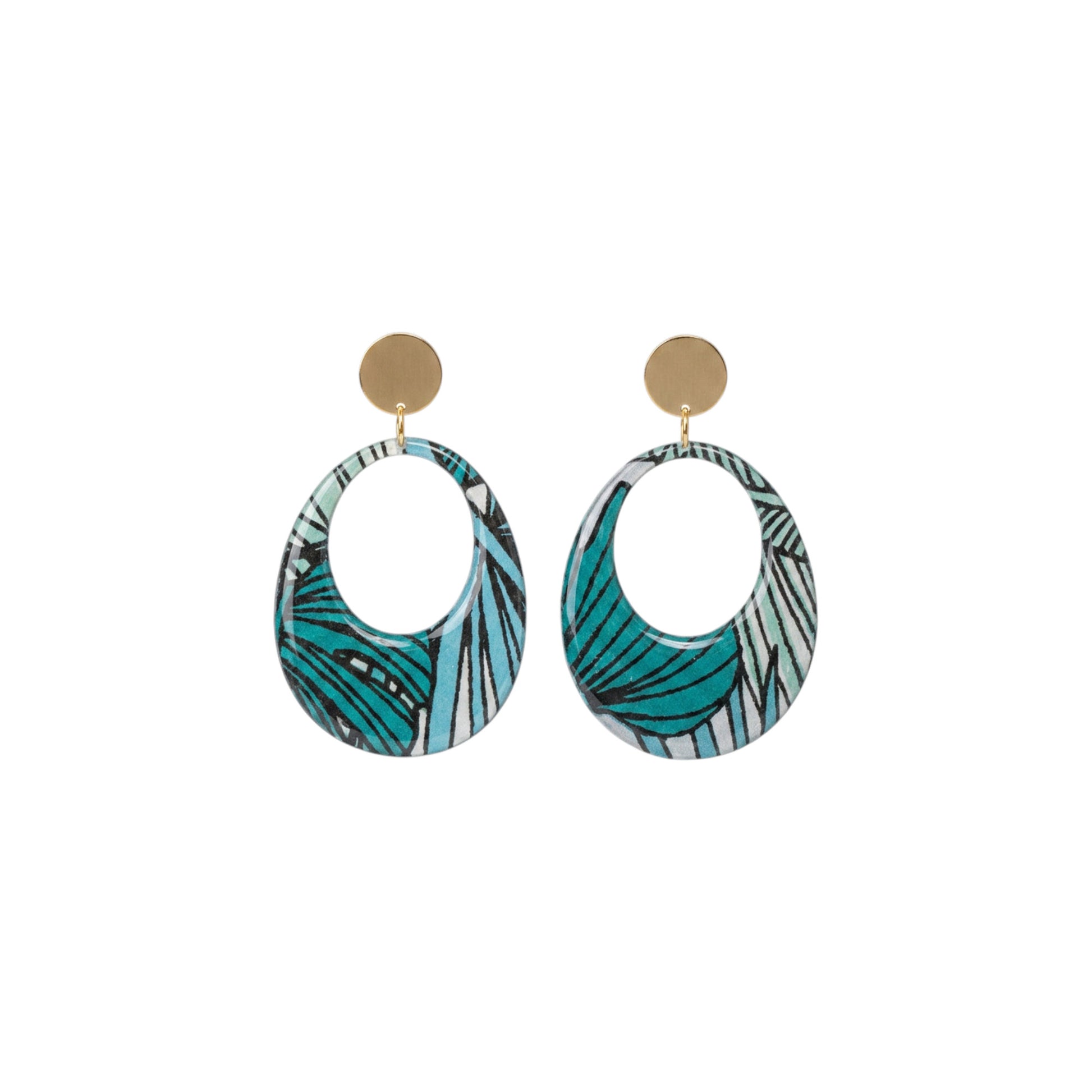Créoles artisanales Kriyōla Tropical — papier indien résiné motifs vert forêt & bleu clair, forme créole ~4,5 cm, fait main en France | Mahanès

