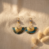 boucles d'oreilles demi-lune fait main Art Déco bleu nuit noir papier népalais Ādhā Gōla 