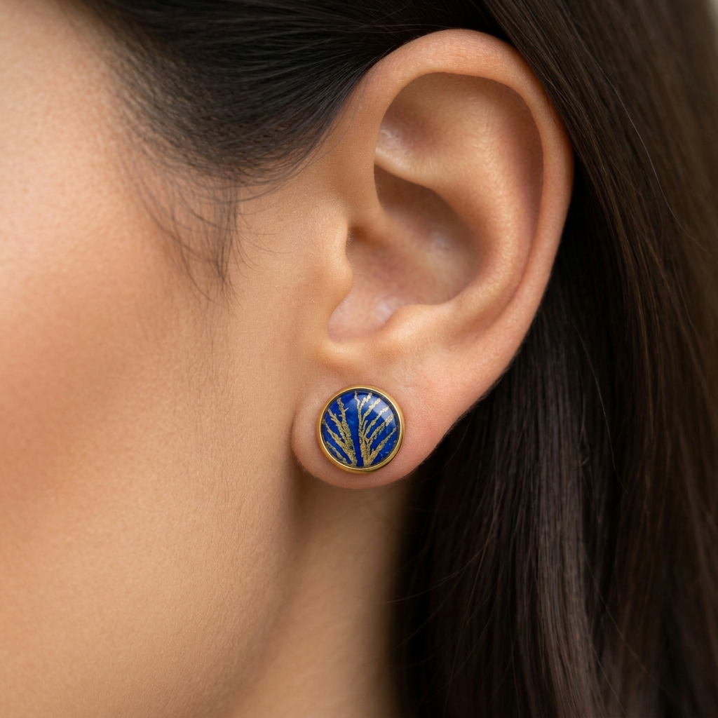 Boucles d'oreilles puces Māmūlī · lokta bleu profond & feuilles dorées