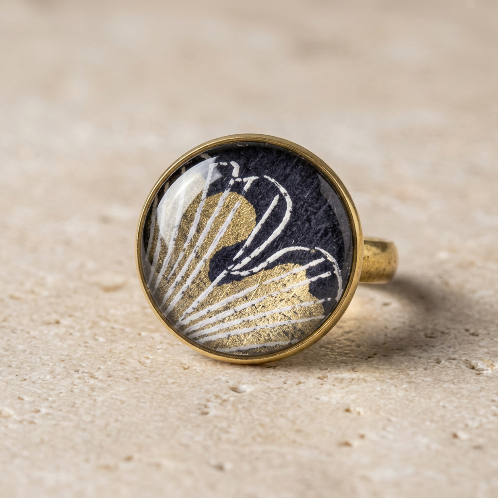 Bague cabochon dorée papier indien bleu motif ginkgo doré