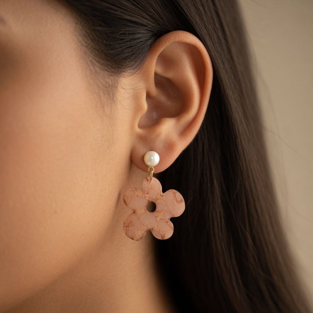 Boucles d'oreilles pendantes Kéti · papier lokta rose poudré et cuivre · fait main France