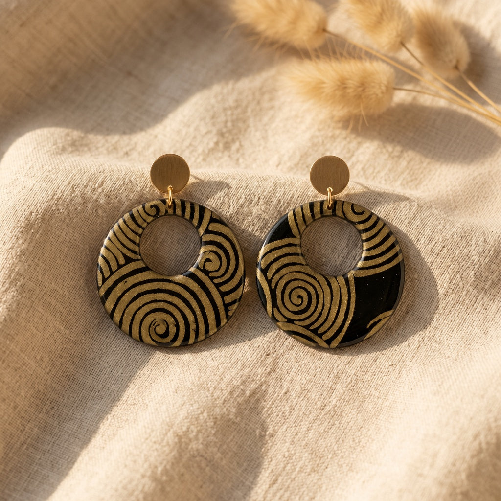 Boucles d'oreilles créoles  papier lokta noir & doré motifs spirales · collection Kriyōla