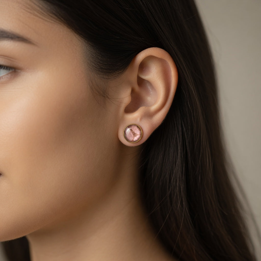 Boucles d'oreilles puces Māmūlī · lokta rose poudré & cuivre