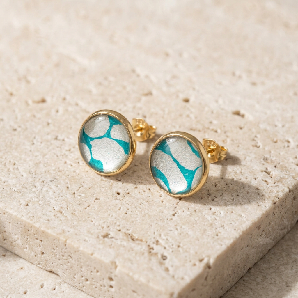 Boucles d'Oreilles Puces Māmūlī — Papier Lokta Vert Émeraude & Blanc, Cabochon Doré 14mm