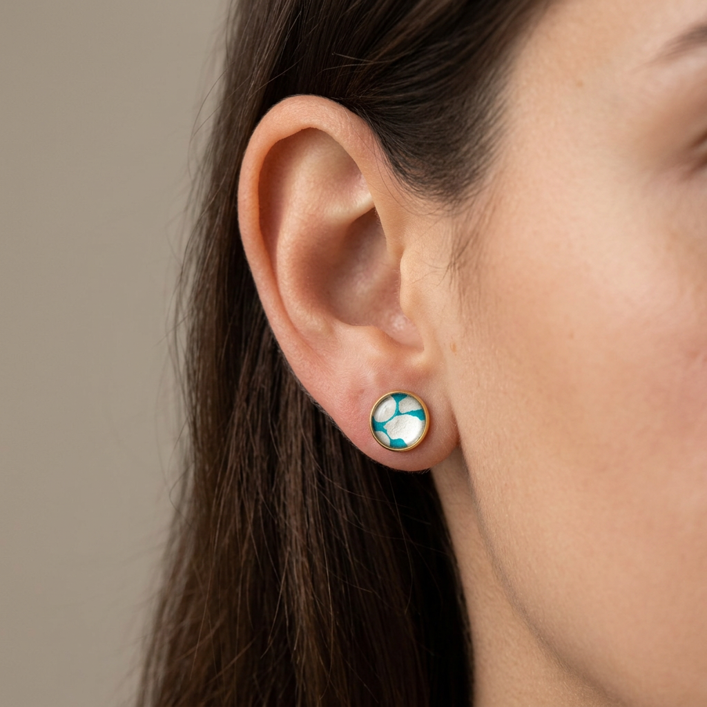 Boucles d'Oreilles Puces Māmūlī — Papier Lokta Vert Émeraude & Blanc, Cabochon Doré 14mm
