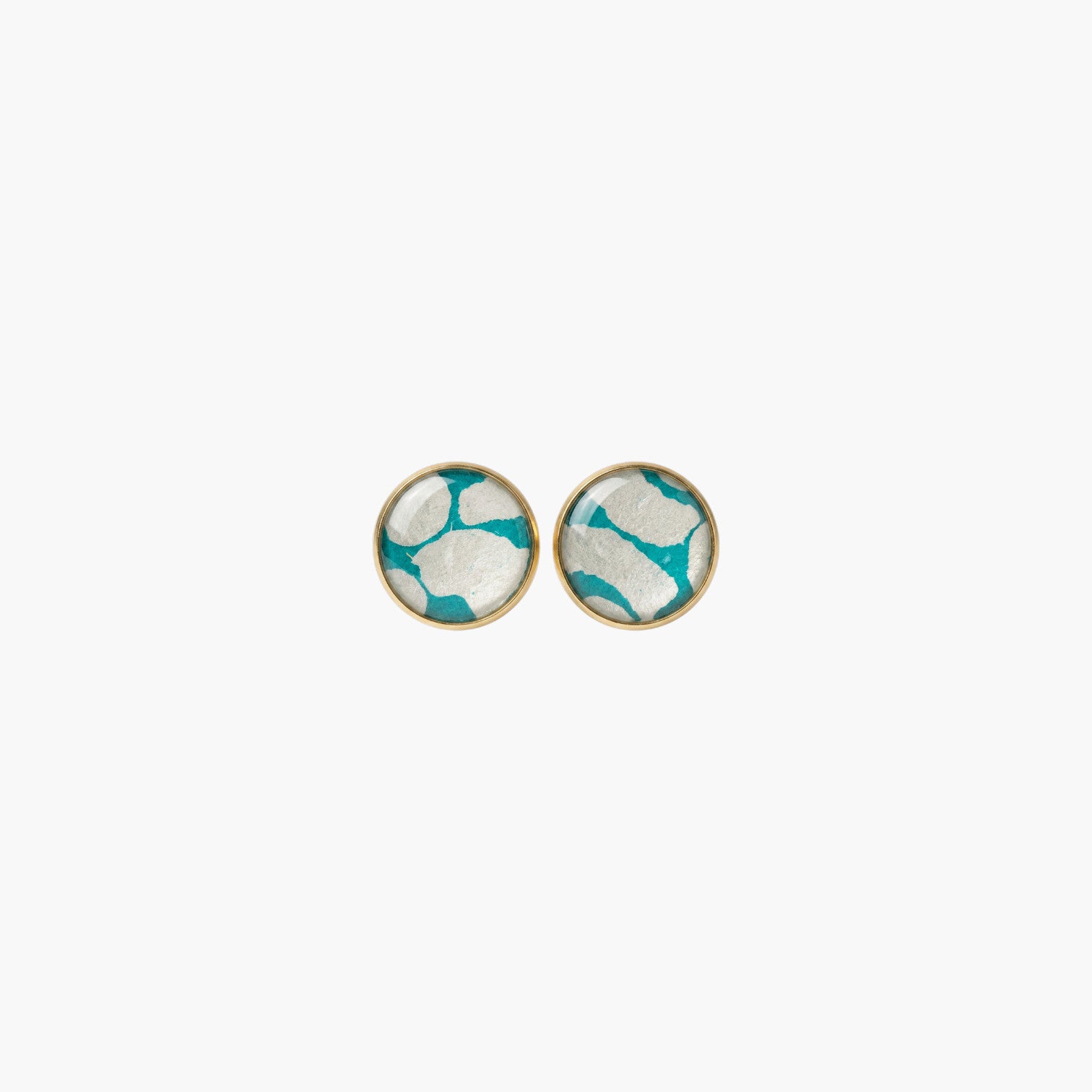 Boucles d'Oreilles Puces Māmūlī — Papier Lokta Vert Émeraude & Blanc, Cabochon Doré 14mm