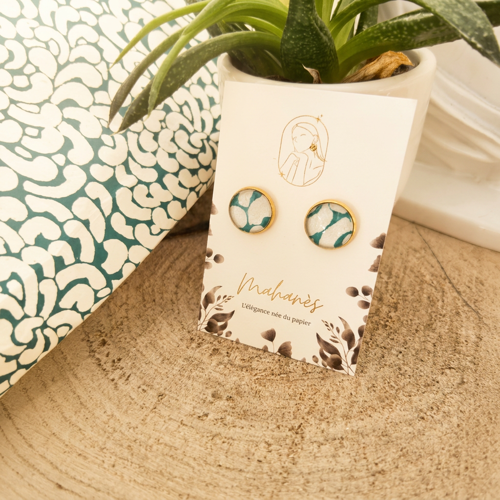 Boucles d'Oreilles Puces Māmūlī — Papier Lokta Vert Émeraude & Blanc, Cabochon Doré 14mm