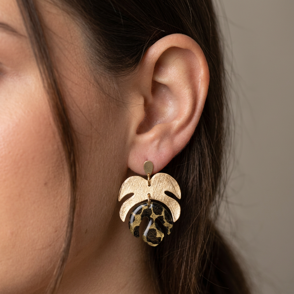 Boucles d'oreilles pendantes Monstera · papier lokta doré et vert kaki · fait main France