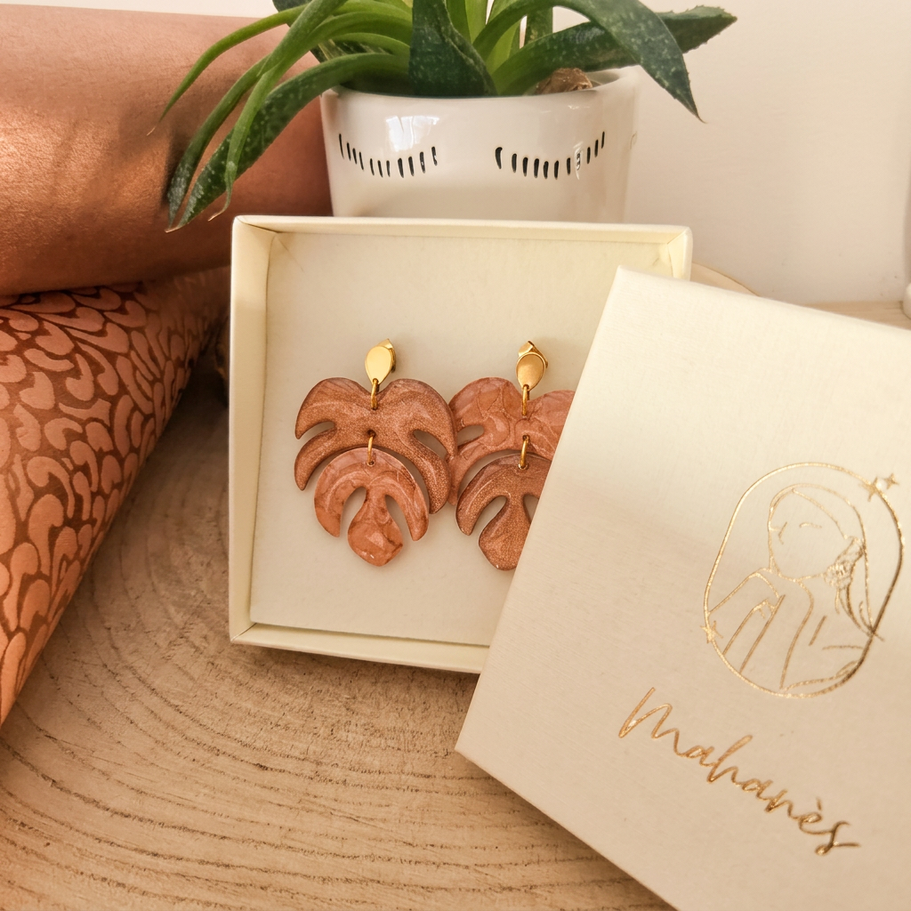Boucles d'oreilles pendantes Monstera · papier lokta rose poudré et cuivre · fait main France