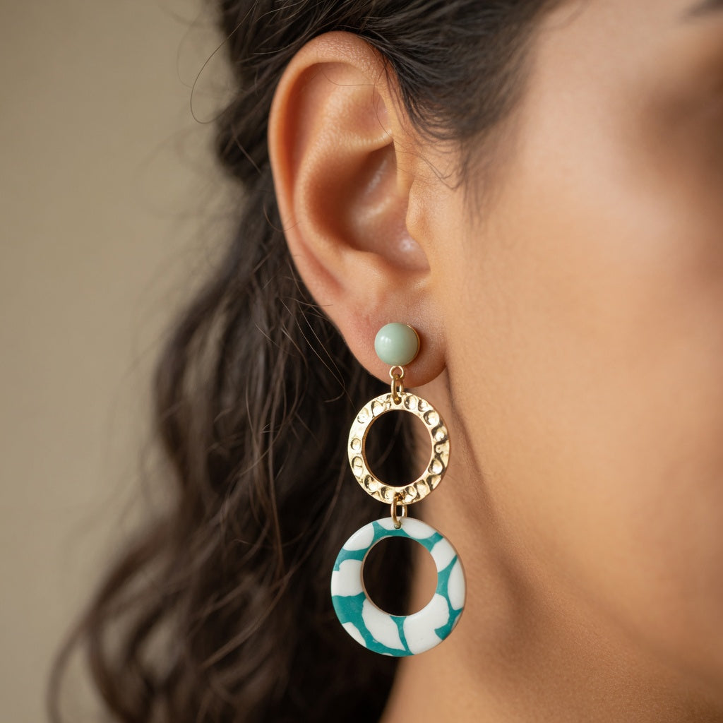 Boucles d'oreilles doubles cercles Nāca — papier lokta vert et blanc