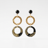 Boucles d'oreilles doubles cercles Nāca papier lokta noir et doré motif spirales, perle noire et laiton doré martelé, fond blanc