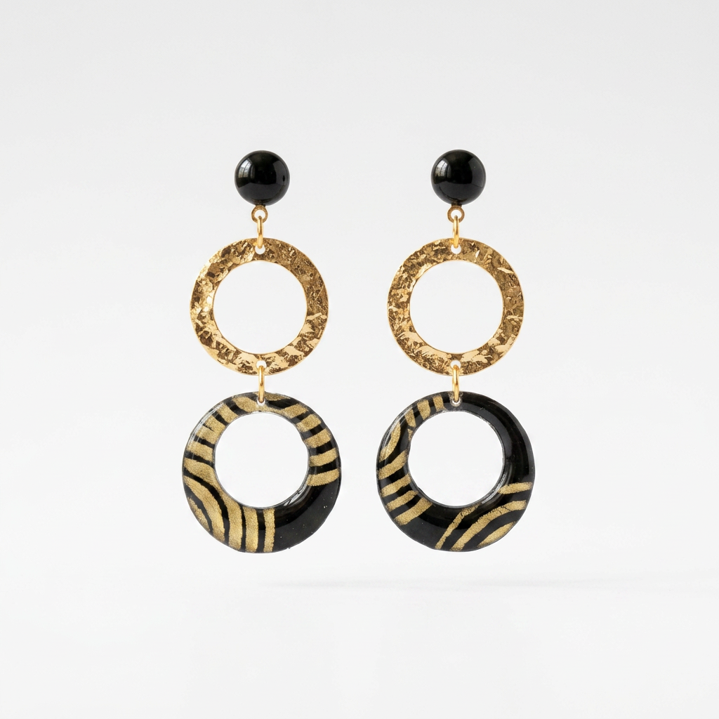 Boucles d'oreilles doubles cercles Nāca papier lokta noir et doré motif spirales, perle noire et laiton doré martelé, fond blanc