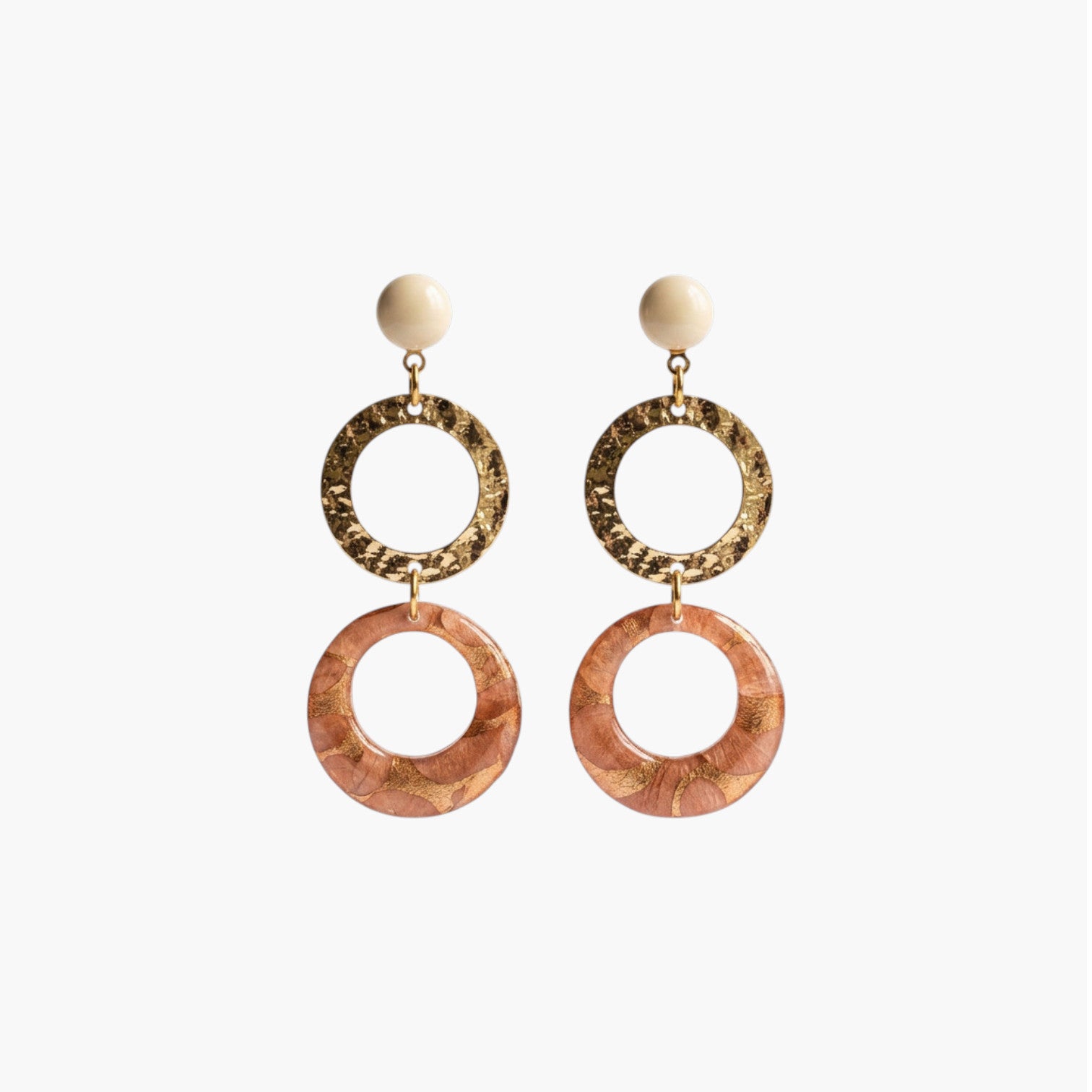 Boucles d'oreilles doubles cercles Nāca papier lokta rose et bronze, perle nacrée et laiton doré, fond blanc