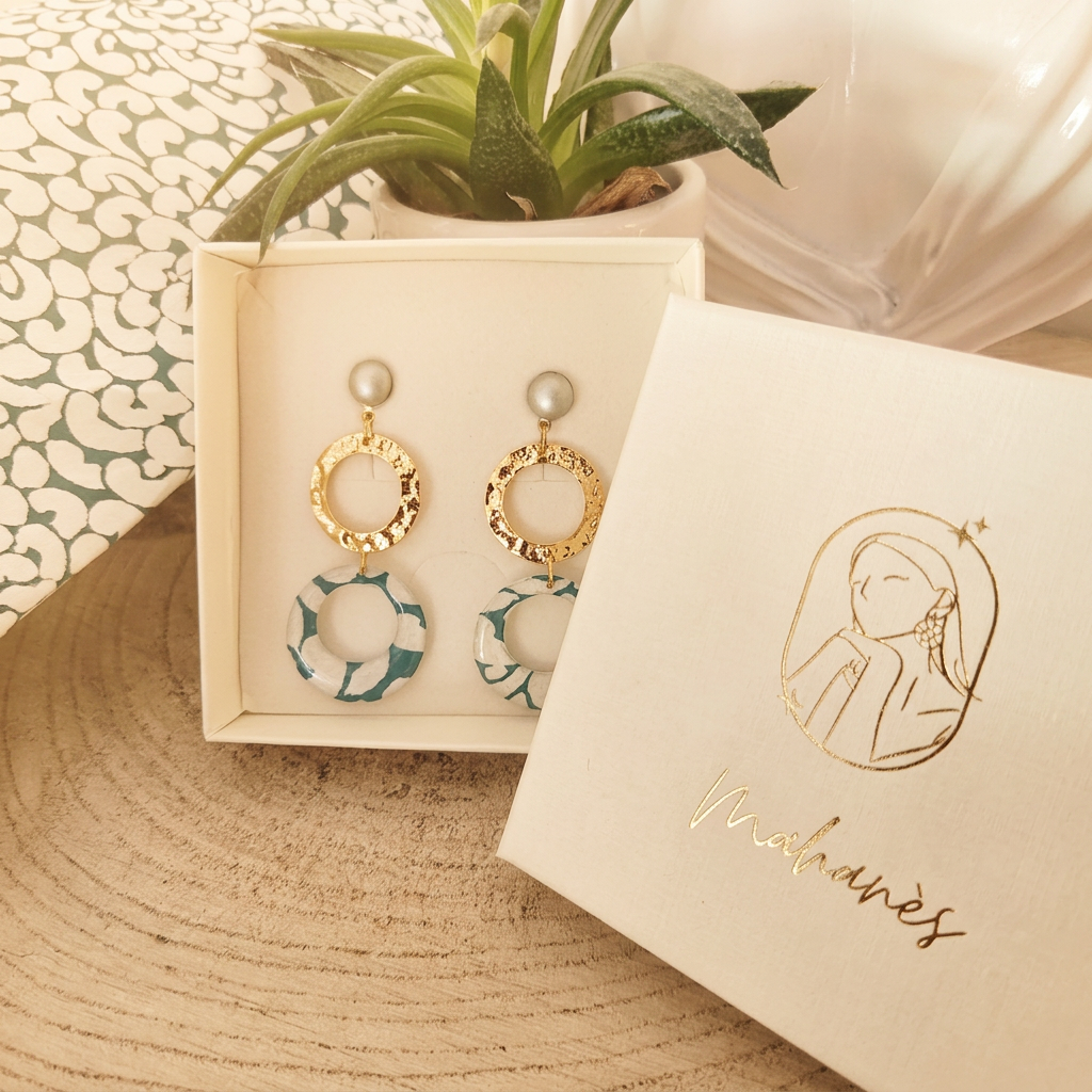 Boucles d'oreilles doubles cercles Nāca — papier lokta vert et blanc