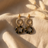 Boucles d'oreilles doubles cercles Nāca papier lokta vert kaki doré
