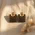 Boucles d'oreilles carrées fait main Ṭā'ila — papier indien losanges noir et or, clous carrés martelés dorés, 4cm