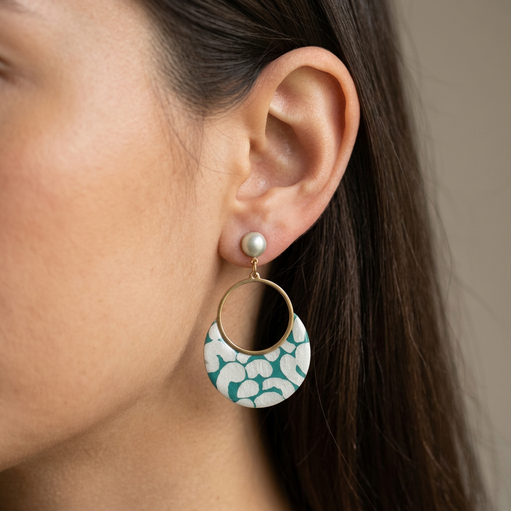 Boucles d'oreilles Sūrya · Papier Népalais Vert Céladon & Perles Nacrées
