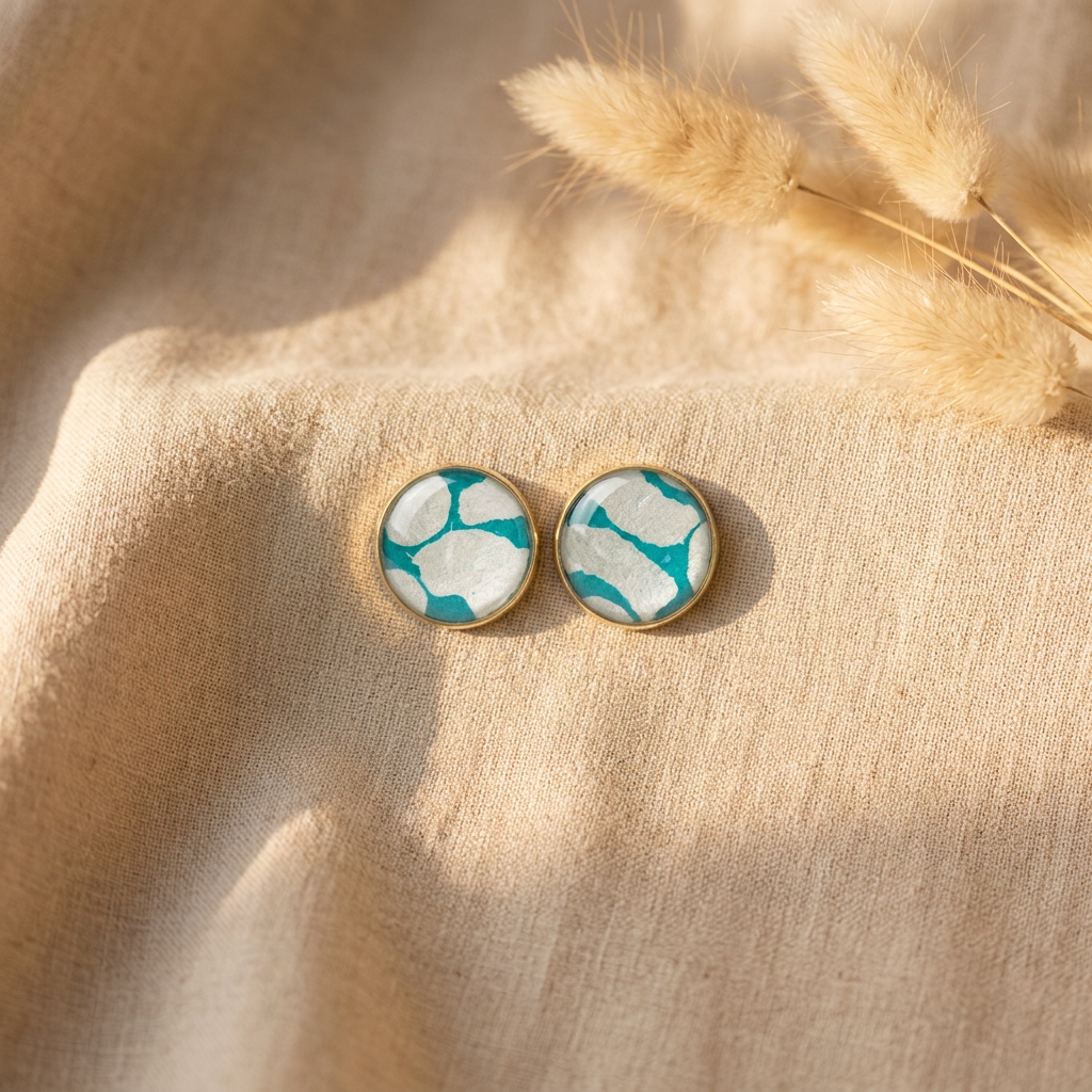 Boucles d'oreilles puces Māmūlī en papier lokta népalais vert émeraude et blanc, cabochon verre bombé doré, fait main en France