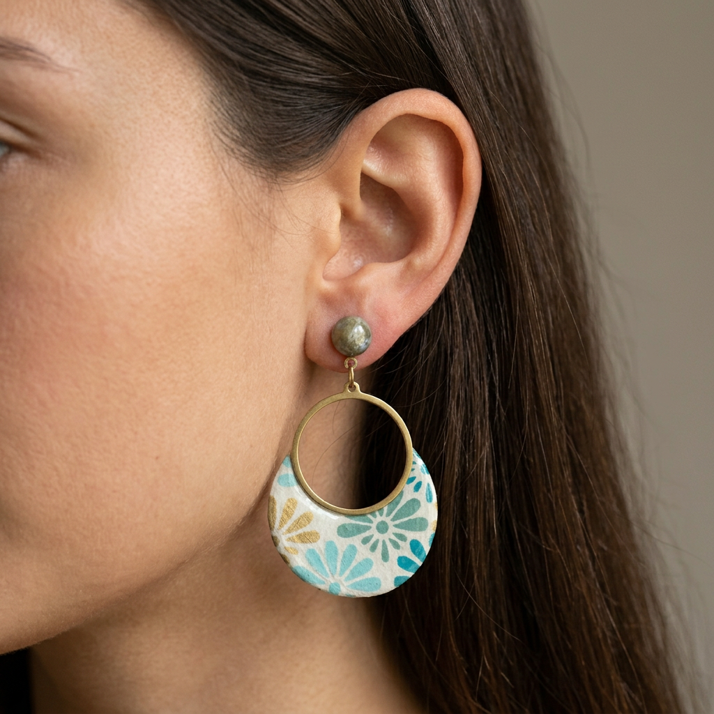Boucles d'oreilles pendantes éventails bleu vert doré · cabochons bleu gris - Sūrya