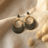 Boucles créoles dorées fait main Sūrya — papier népalais bleu profond & motifs dorés, perles anthracite, anneau acier doré 25mm