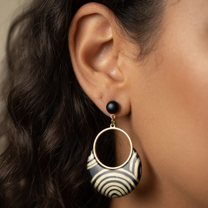 Boucles d'oreilles pendantes papier lokta noir & spirales dorées · collection Sūrya