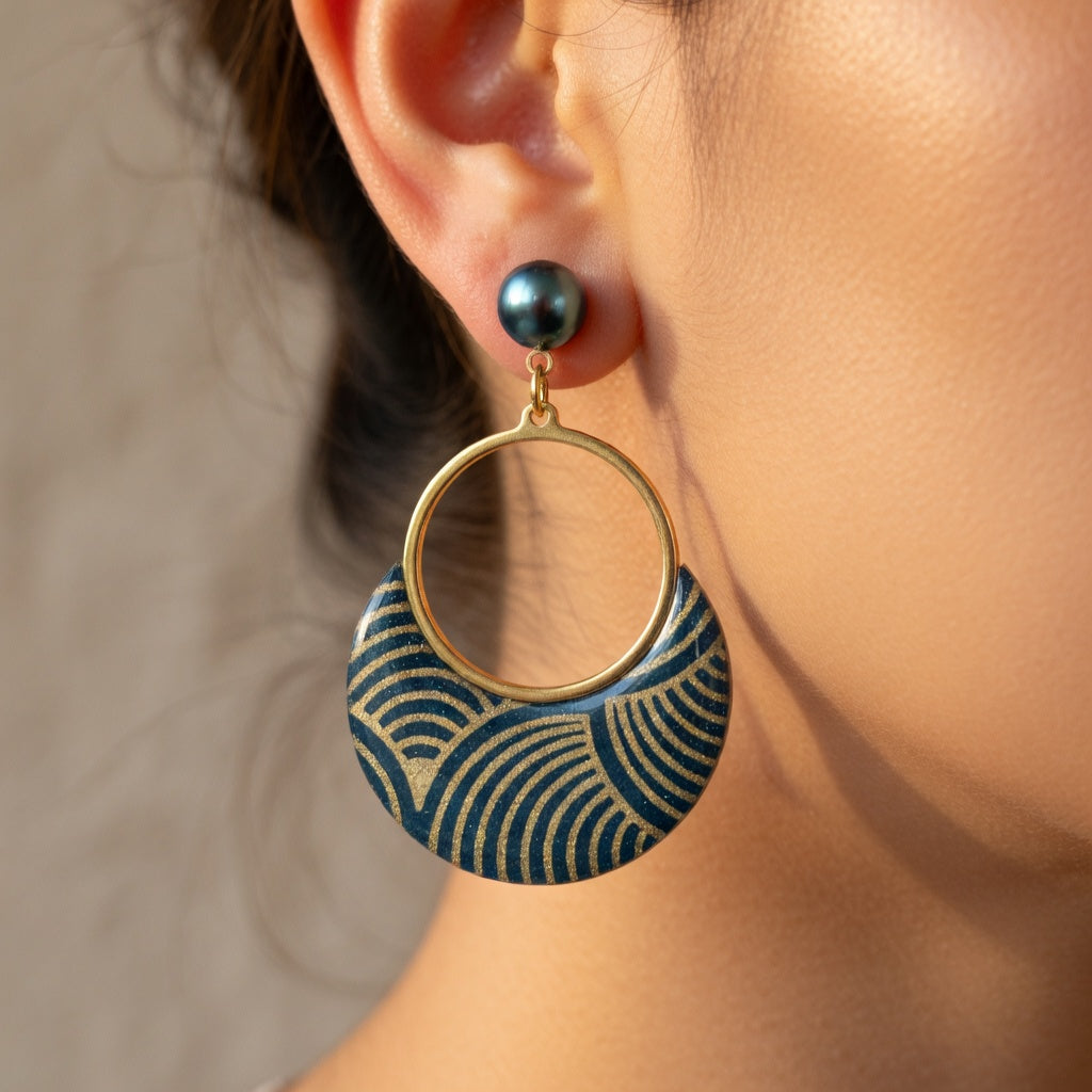 Boucles d'oreilles Sūrya en papier népalais résiné bleu canard & Or