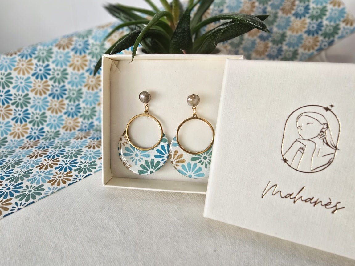 Boucles d'oreilles pendantes éventails bleu vert doré · cabochons bleu gris - Sūrya