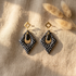 boucles d'oreilles losange fait main Trikōṇa bleu gris papier népalais 