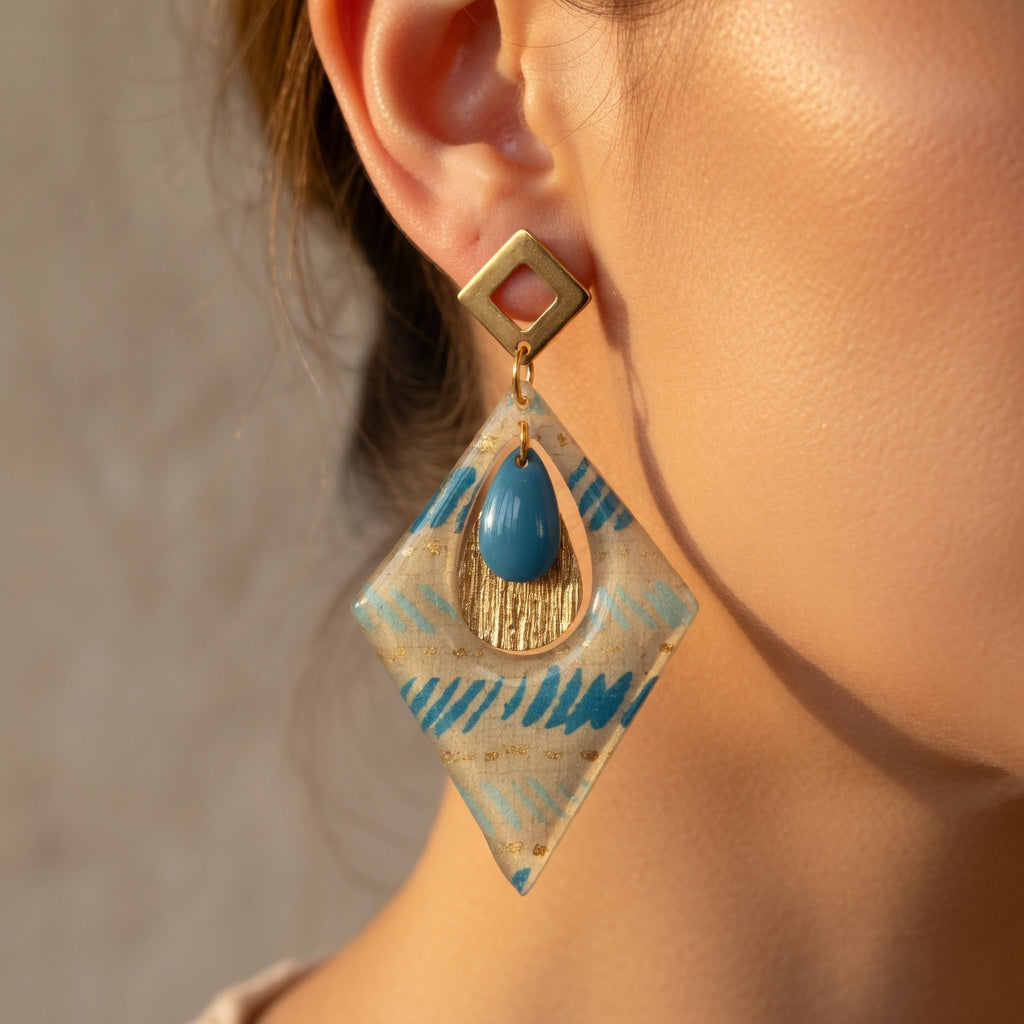 Boucles d’oreilles Trikōṇa  papier indien résiné Bleu & Beige